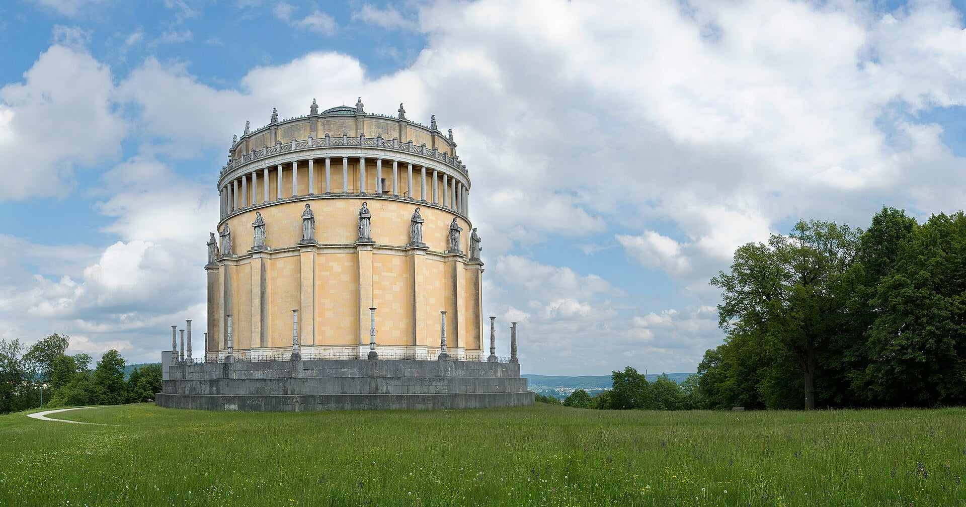 Die Befreiungshalle auf dem Michelsberg bei Kelheim aus der Vogelperspektive