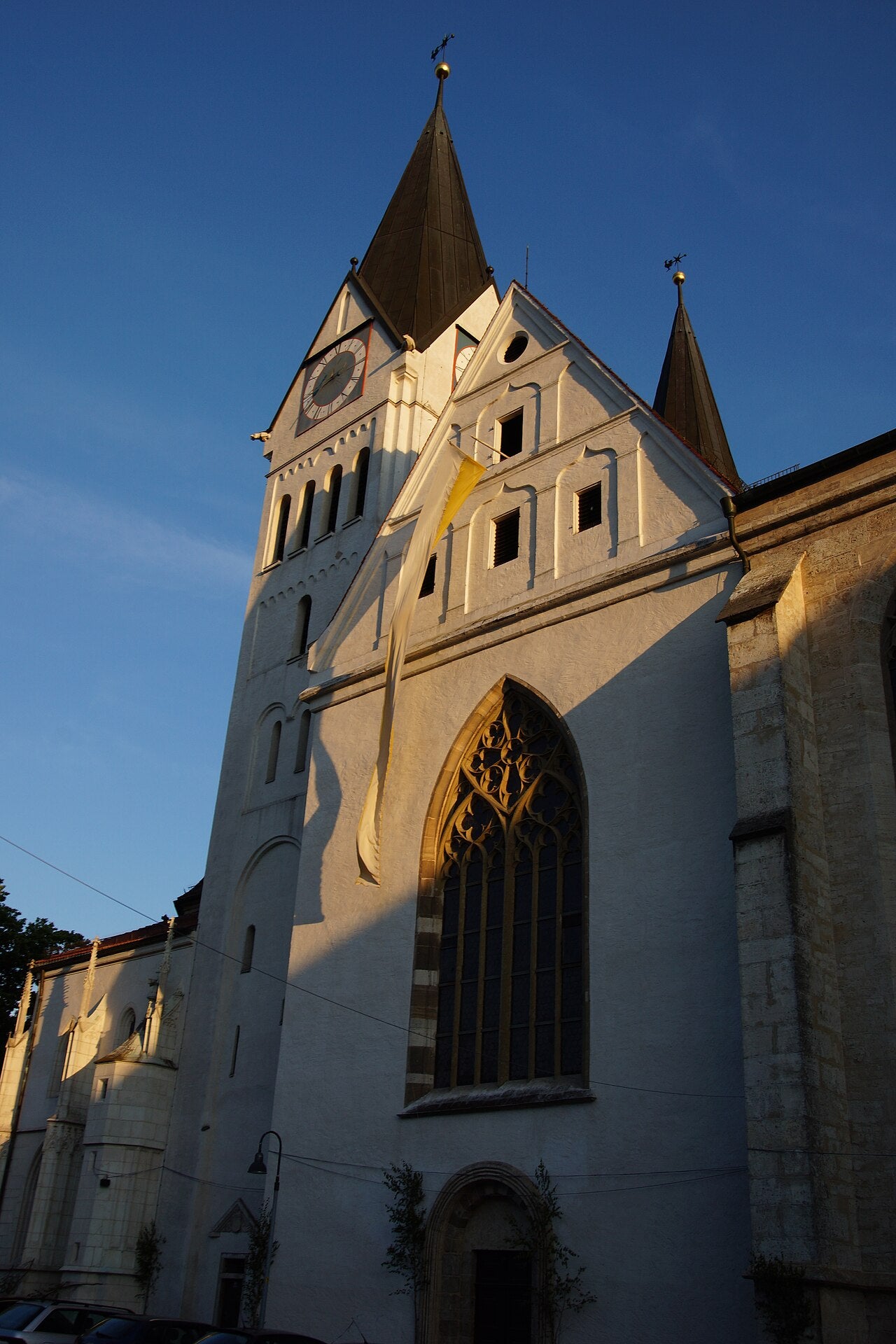 Außenansicht des Eichstätter Doms mit Doppelturmfassade und Domplatz im Sommerlicht