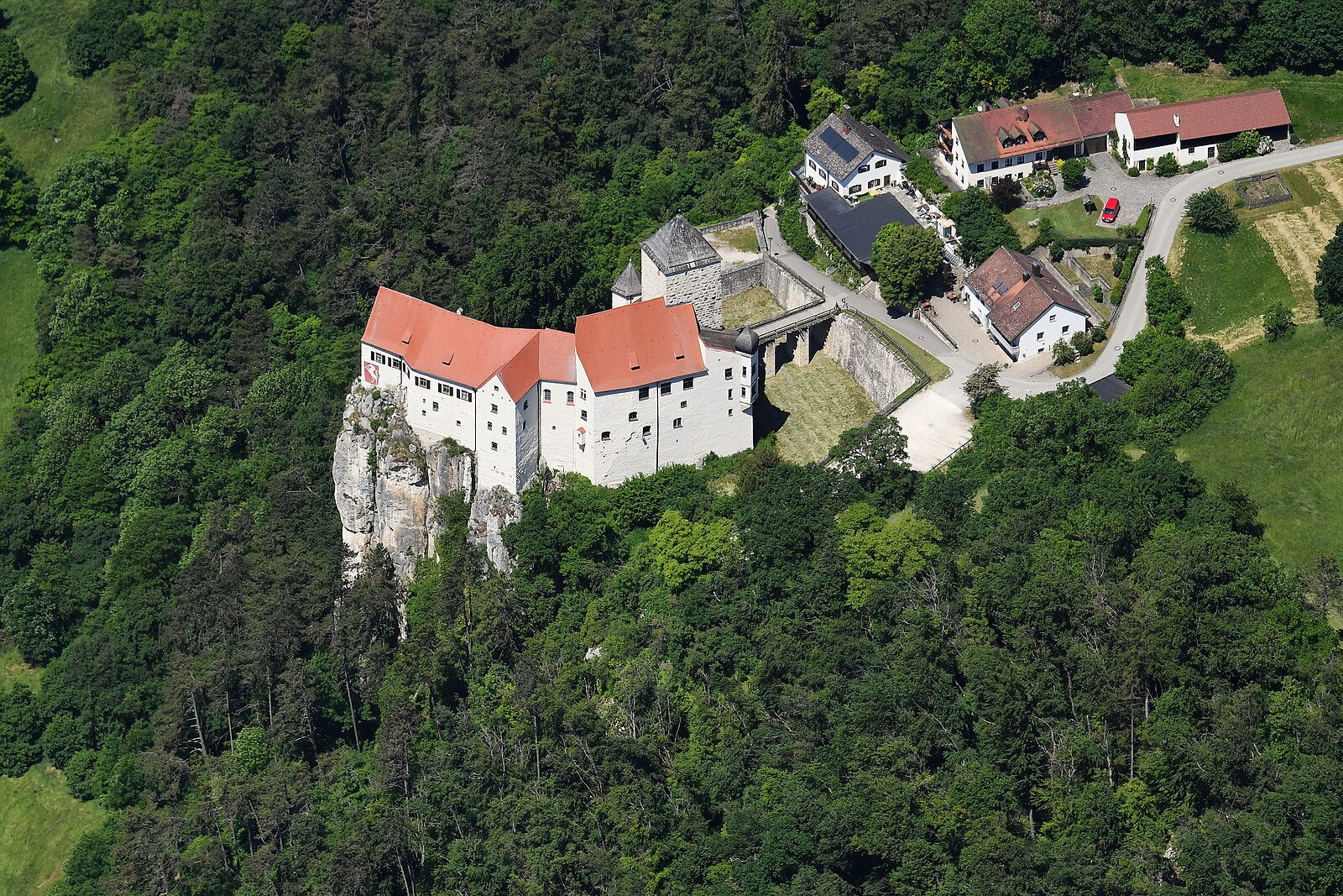 Burg Prunn auf weißem Jurafelsen über der Altmühl, Luftaufnahme im Frühling