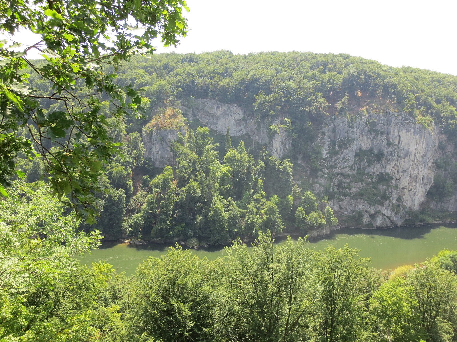 Donaudurchbruch bei Kloster Weltenburg mit steil aufragenden Felswänden an der Donau