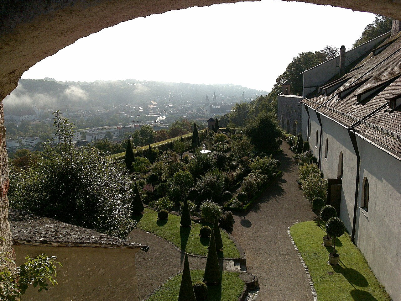 Eichstätt Panoramaweg: Bastionsgarten der Willibaldsburg über dem Altmühltal