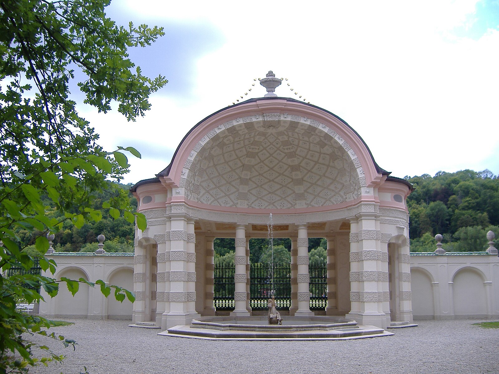 Blühender Hofgarten in Eichstätt mit barocken Pavillons im Frühling