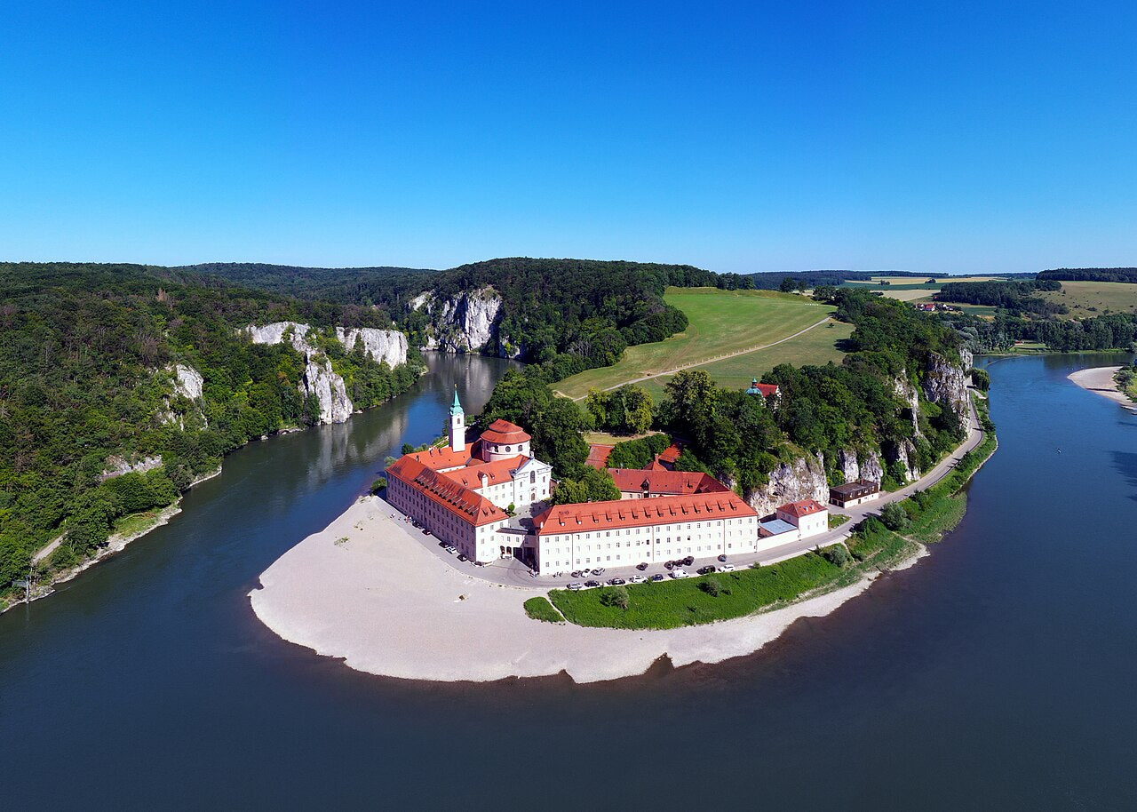 Kloster Weltenburg: Luftbild der ältesten Klosterbrauerei der Welt am Donaudurchbruch