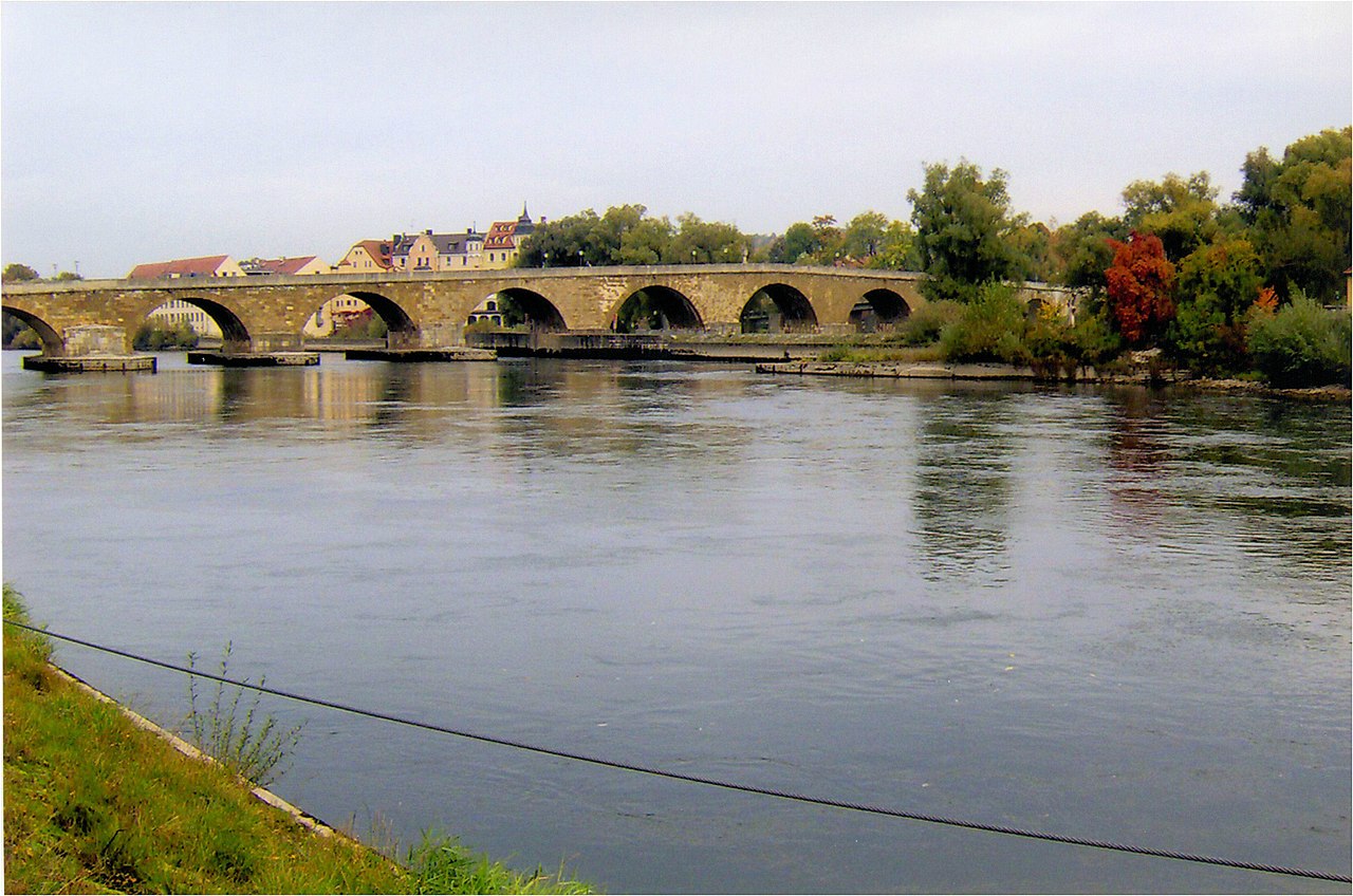 Pfingsten in Regensburg: Steinerne Brücke über der Donau im Frühlingsglanz