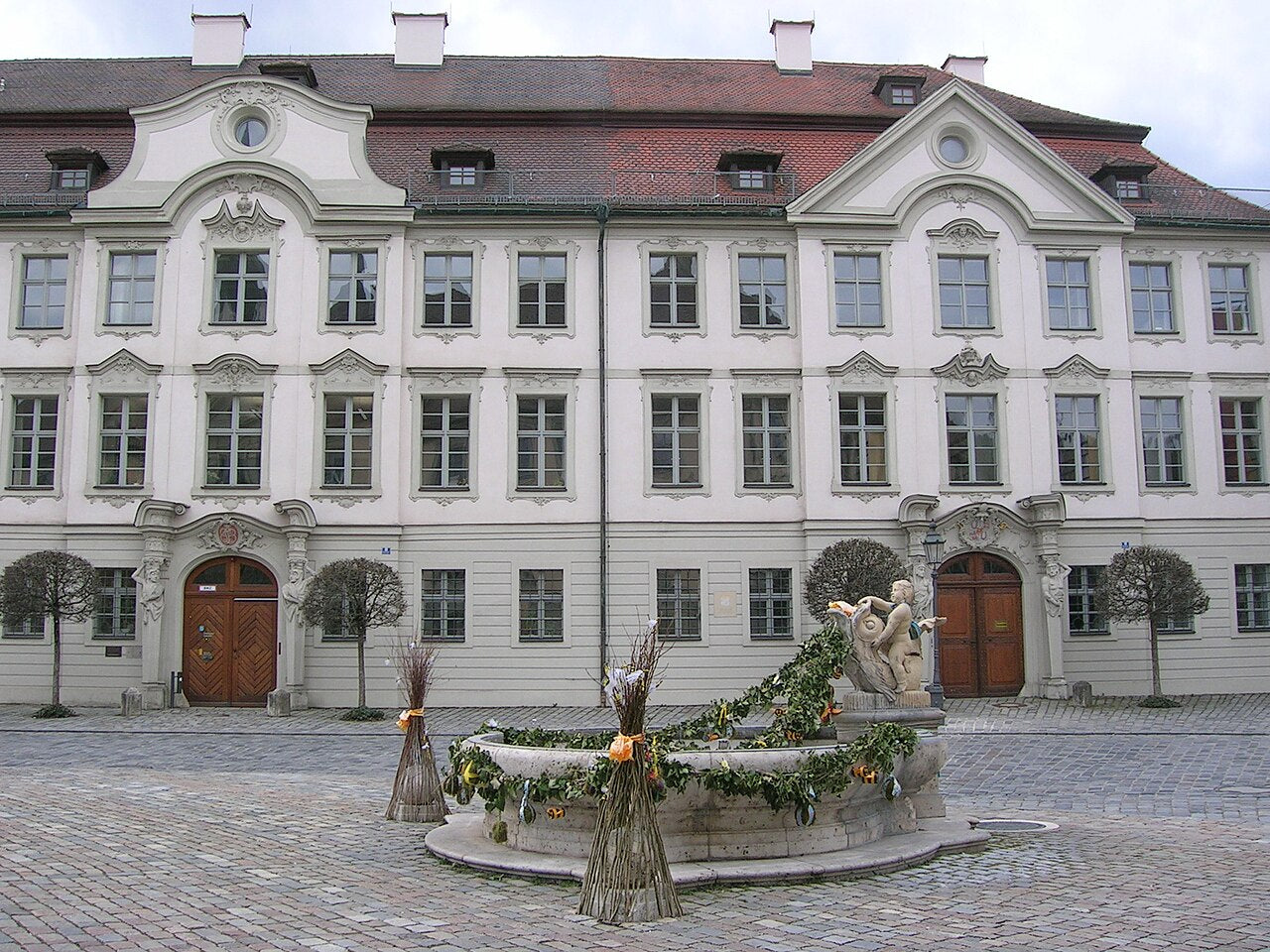 Sommerresidenz Eichstätt: Brunnen am Residenzplatz vor der fürstbischöflichen Sommerresidenz