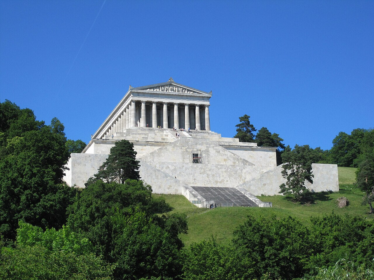 Die Walhalla bei Donaustauf, ein klassizistischer Marmortempel hoch über der Donau bei Regensburg