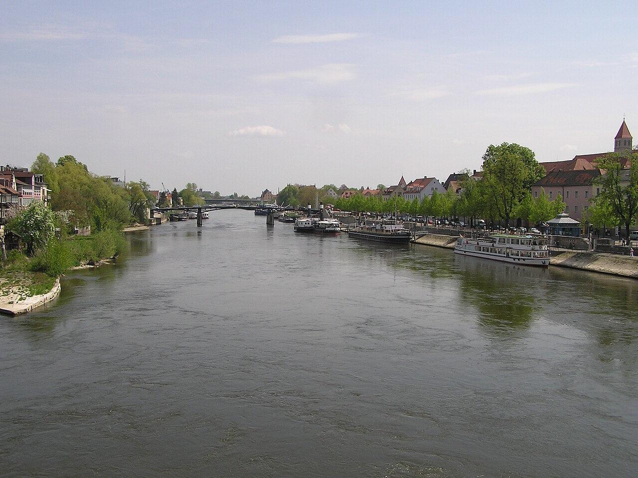 Was kann man in Regensburg machen: Donaupromenade an der Steinernen Brücke